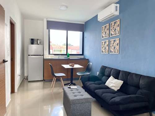 Studio with double bed, kitchenette and dining area