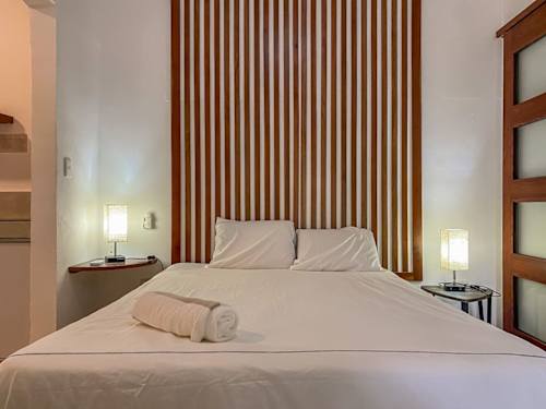NIKTE studio - King bed with wood slat headboard