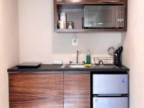 Equipped kitchenette with microwave and mini fridge