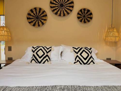 King bedroom with accent wall