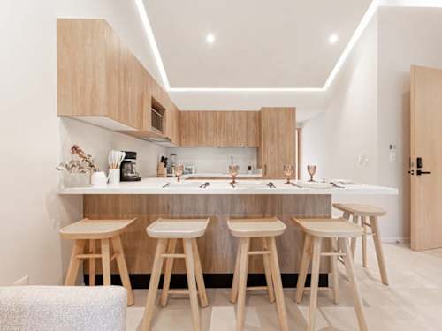 Fully equipped kitchen with breakfast bar
