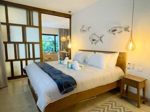 Bedroom with king-size bed and A/C