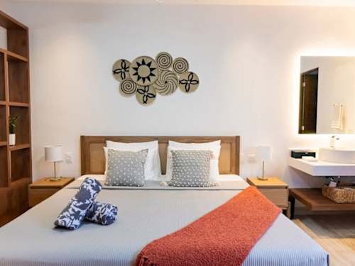 King-size bed with ceiling fan, A/C, and smart TV
