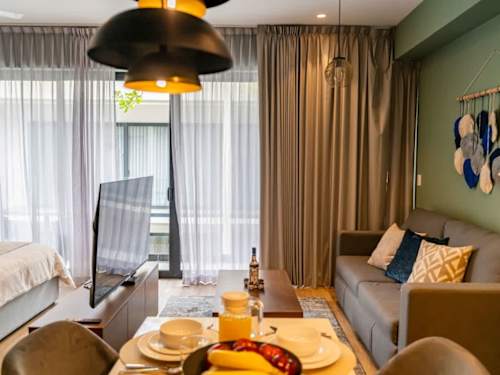 Kitchenette and breakfast bar
