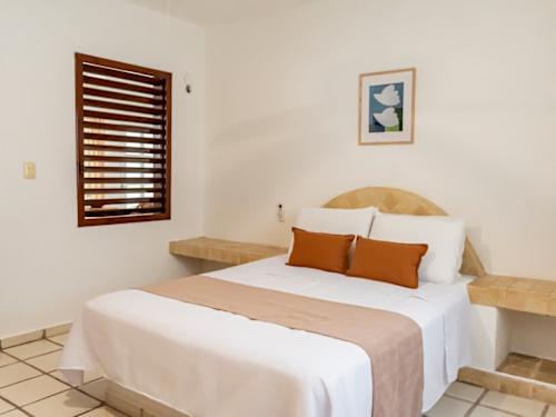 Bedroom with queen-size bed, ceiling fan and A/C