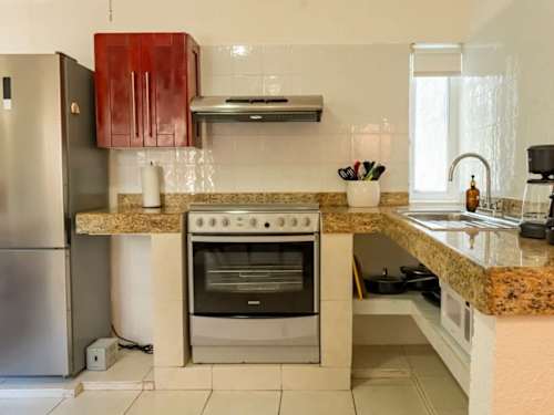 Fully equipped kitchen with breakfast bar
