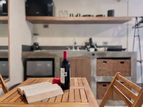 Equipped kitchenette and dining area