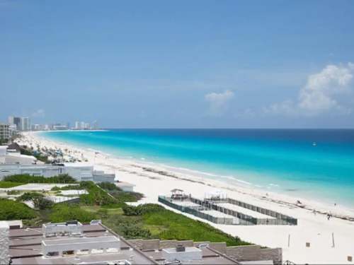Nearby: turquoise Caribbean Sea and beach