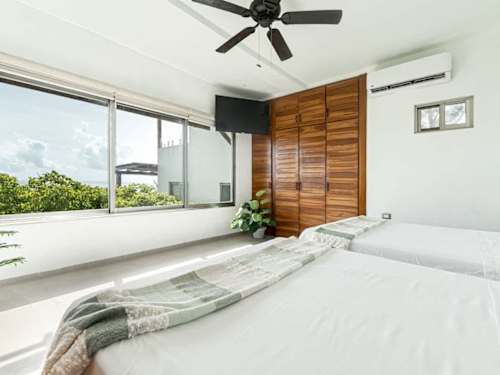 Espacio para dormir con 2 camas matrimoniales.