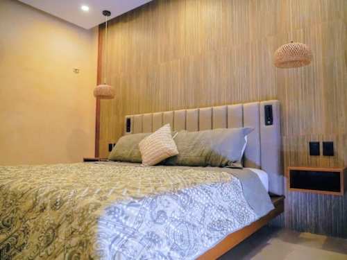 Second bedroom with king-size bed