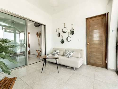 Sala equipada con sofa cama.