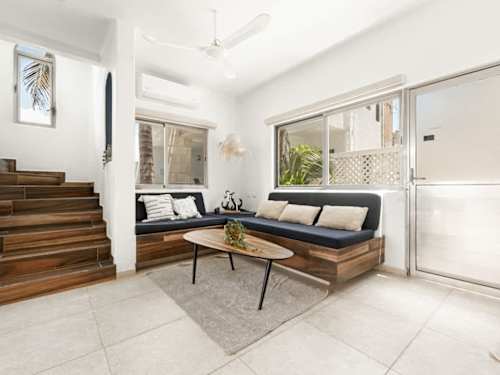 Sala equipada con sofa cama.