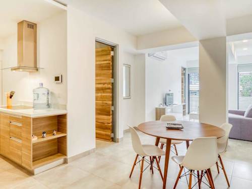 Fully equipped kitchen with dining table
