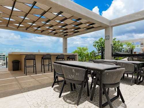 Rooftop terrace dining with ocean view (shared)
