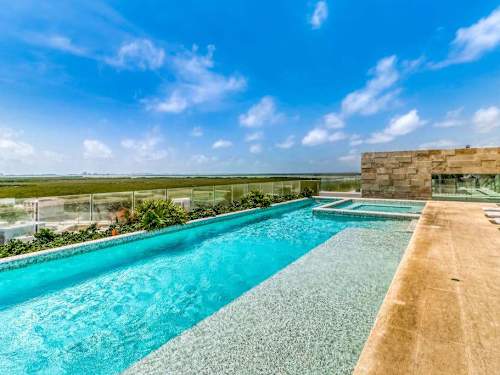 Shared rooftop pool with sea view