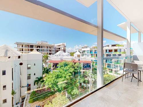 Shared rooftop deck with sun loungers