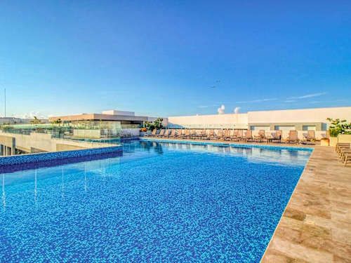 Rooftop pool with ocean views (shared)