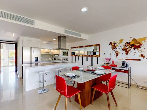 Dining area for 6 with open kitchen and accent chairs