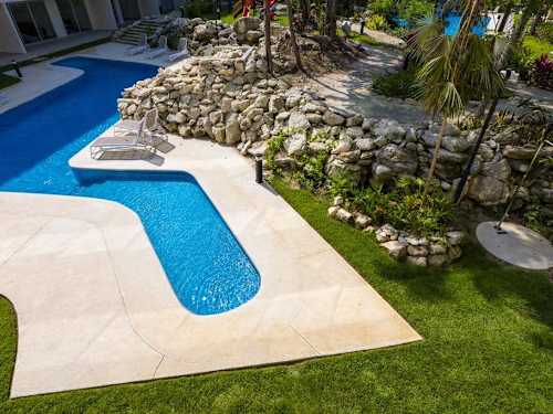 Curved shared pool