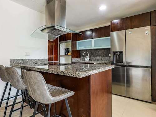 Fully equipped kitchen with breakfast bar