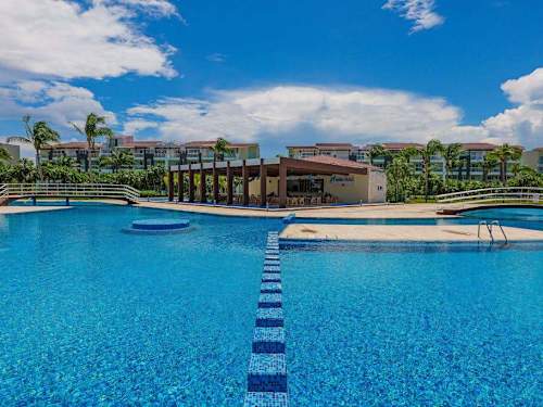 Communal pool overlooking the beach (shared)