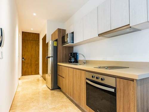 Fully equipped kitchen with full-size refrigerator