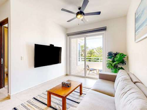 Living room with smart TV and ceiling fan