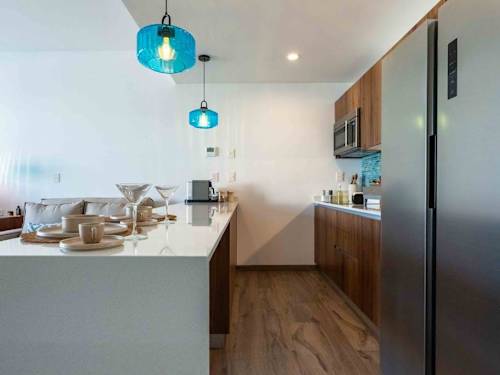 Fully equipped kitchen with cooktop and microwave
