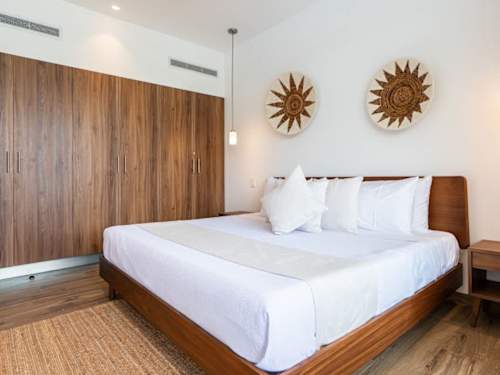 King bedroom with A/C, balcony access and natural light