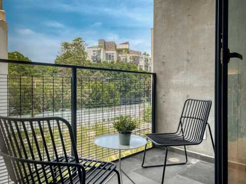 Private balcony with bistro seating and a green outlook, your morning-coffee spot in leafy Roma Norte