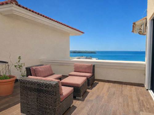 Beachfront lounge with Caribbean Sea view