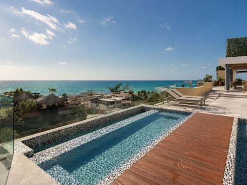 Shared rooftop pool with sea view