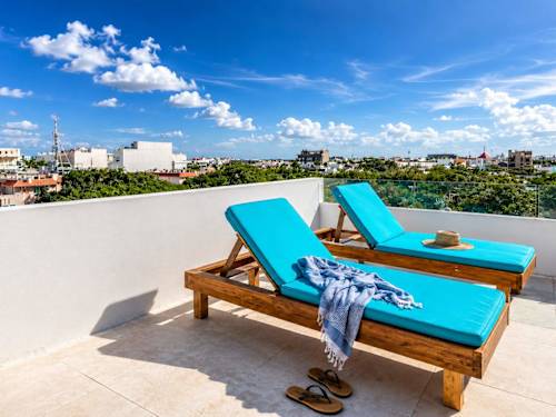 Shared rooftop pool with sun loungers (communal)