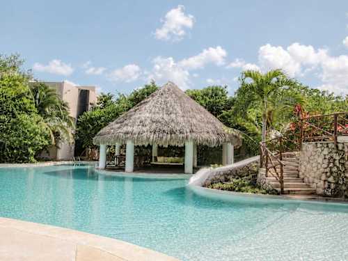 Shared community pool and garden (common area)