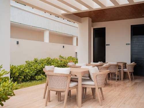 3BR beachfront apartment in Puerto Morelos featuring a rooftop pool