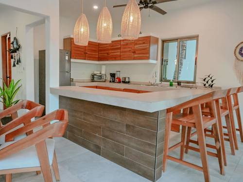 Isla Villa: Private Pool, Sunrises, 90m Beach