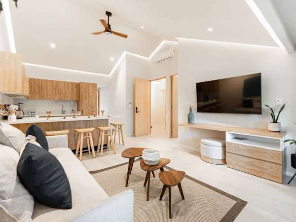 Luxury 2BR Apt - Hotel Zone Pool & Balcony