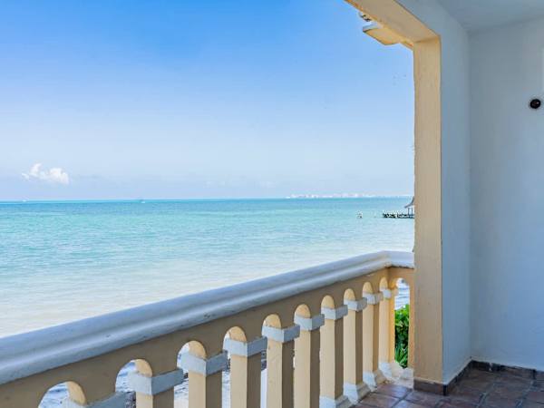Oceanfront Cancun Studio: Beach, Pools & Gym