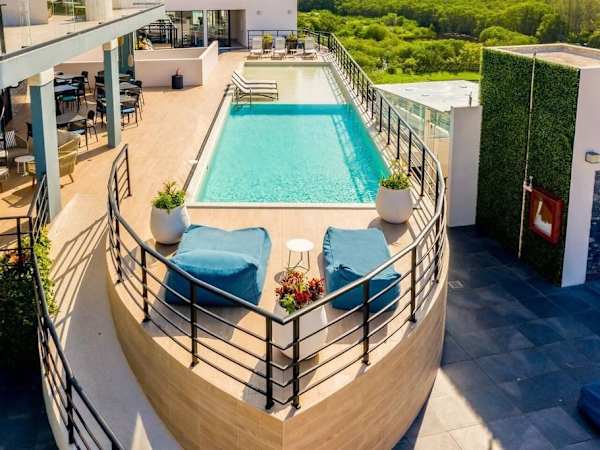 Oceanview Suite with Rooftop Pool Near Beach