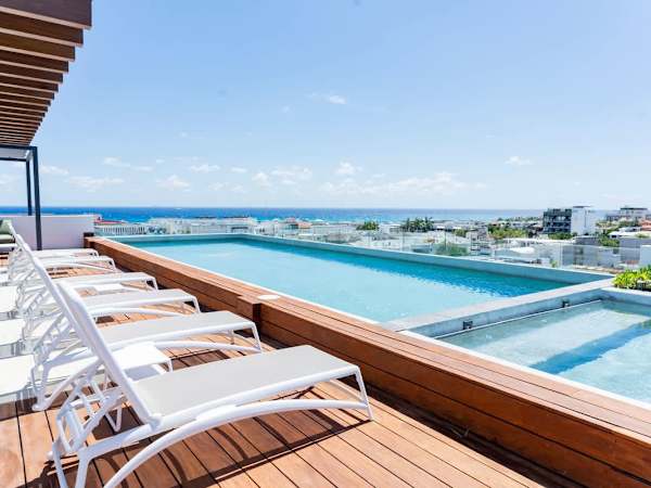 Playa Studio: Rooftop Pool, Steps to 5th Avenue