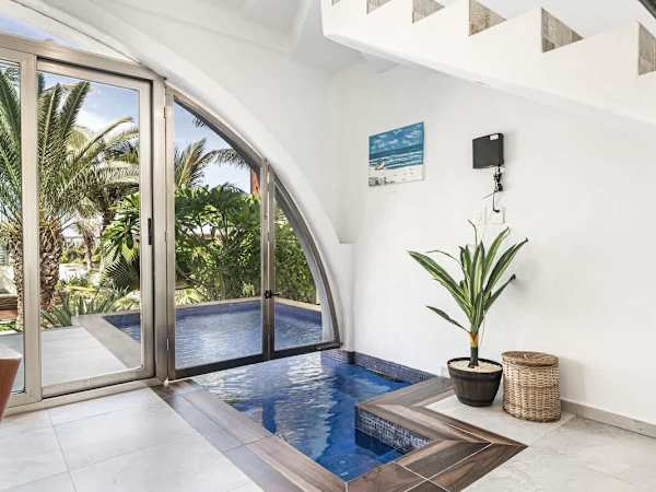 Isla Villa: Private Pool, Sunrises, 90m Beach