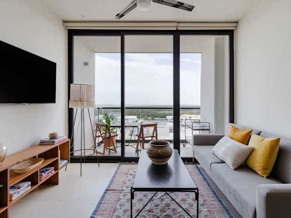 Stunning Lagoon View Condo Pool & Gym 9th Floor