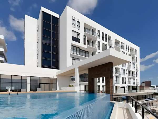 Lagoon-View 2BR - Cancun - Pool & Gym - Sleeps 7