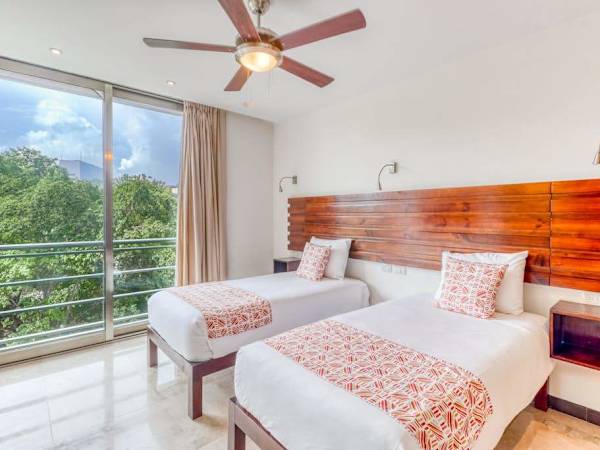 Playa 3BR Condo, Rooftop Pool, Steps to 5th Ave