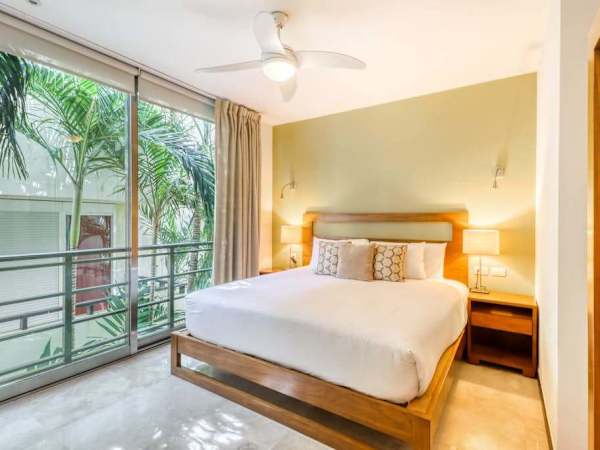 Stylish 1BR Condo: Beach, Rooftop Pool & 5th Ave
