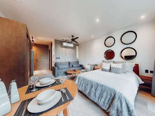 Bright Condo: Rooftop Ocean Pool, Walk to Beach