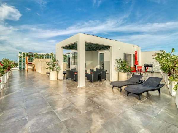 Modern Studio - Rooftop Pool, Gym & Balcony