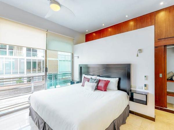 Playa 1BR Condo: Rooftop Pool, Steps to 5th Ave