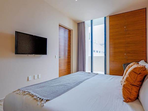 Playa Studio | Rooftop Pool & Balcony