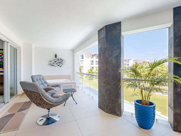 Mareazul Beachfront 2BR | Pool & Sea Views